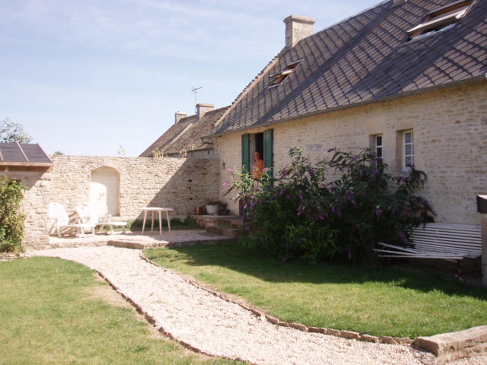 Chambres Et Tables D'Hotes A L'Auberge Touristique Meuvaines Bagian luar foto