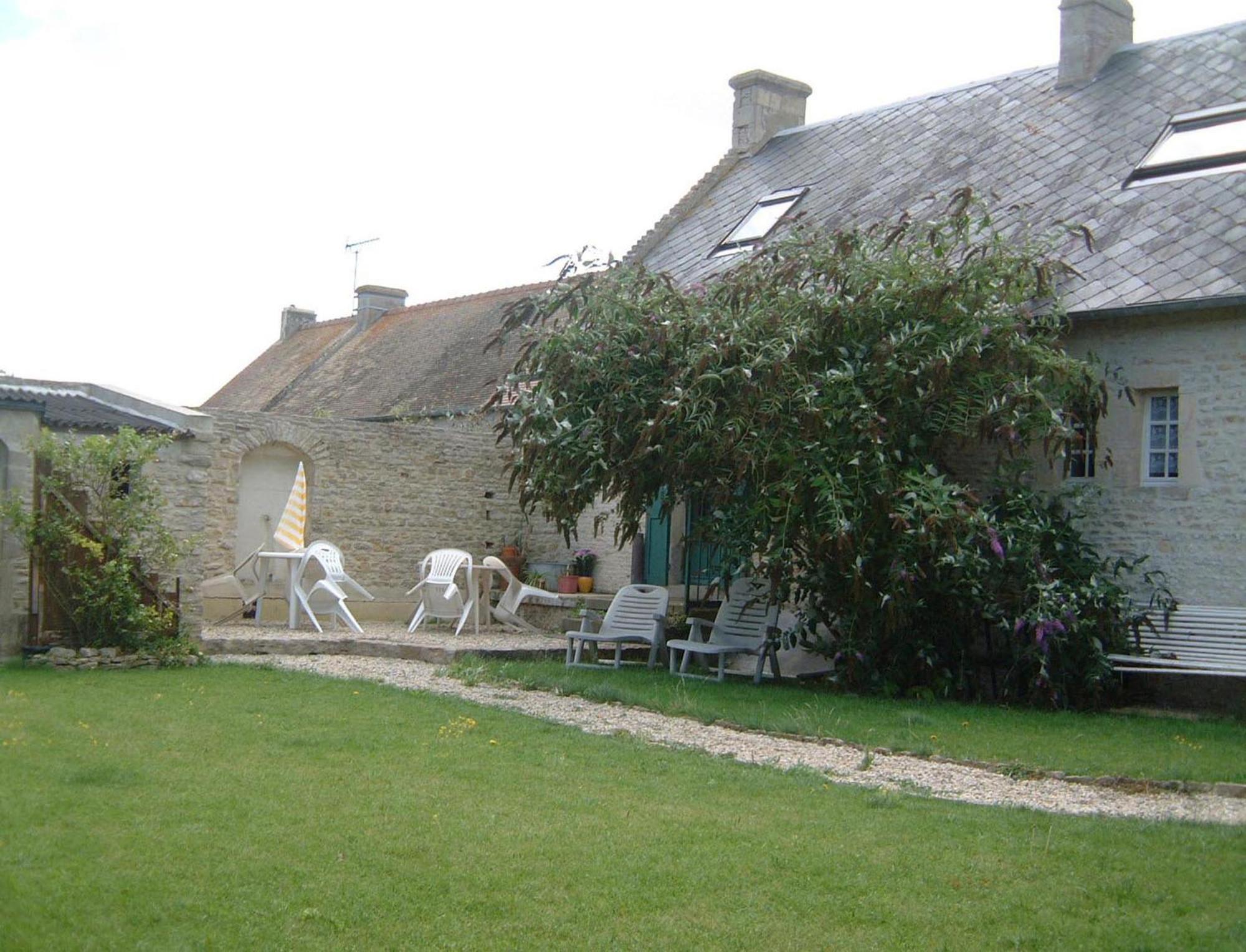 Chambres Et Tables D'Hotes A L'Auberge Touristique Meuvaines Bagian luar foto