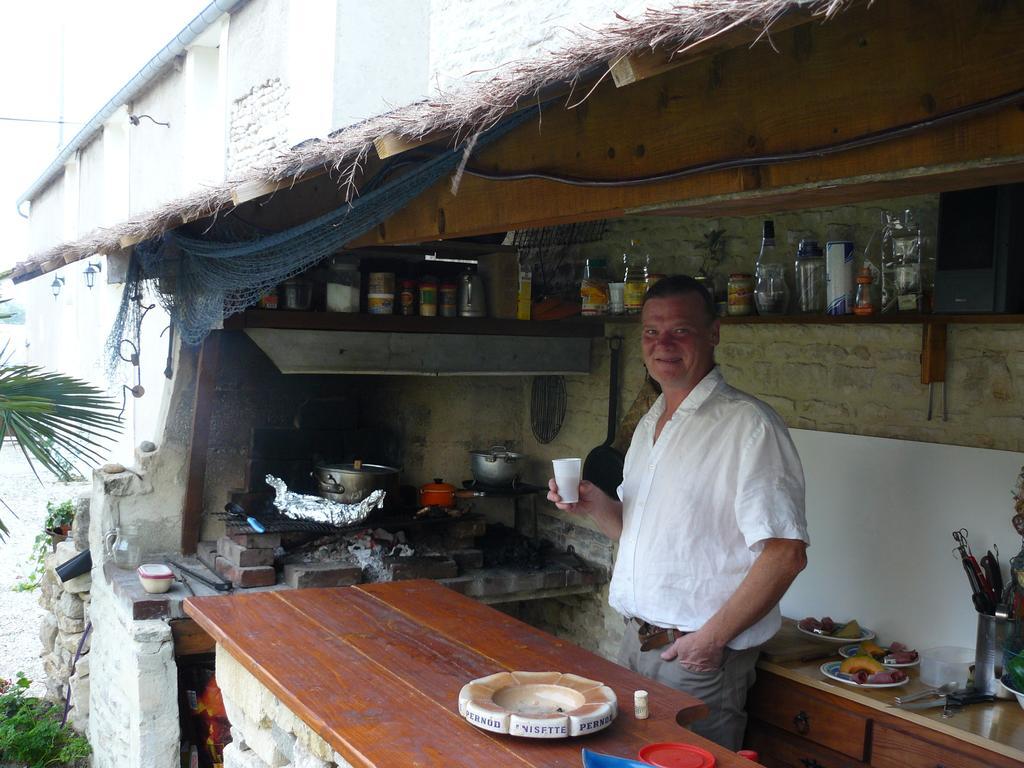Chambres Et Tables D'Hotes A L'Auberge Touristique Meuvaines Bagian luar foto