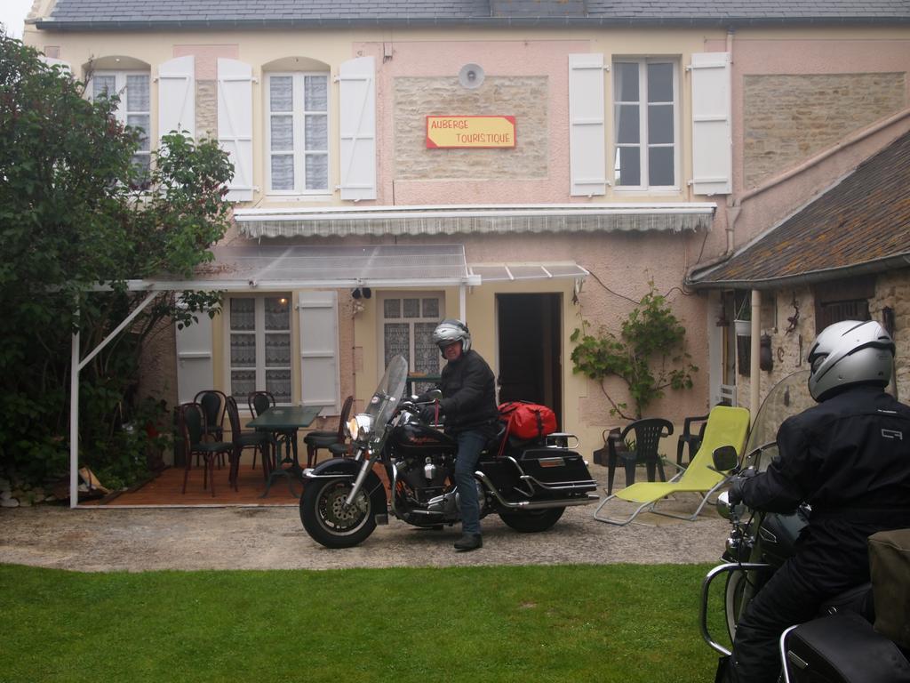 Chambres Et Tables D'Hotes A L'Auberge Touristique Meuvaines Bagian luar foto